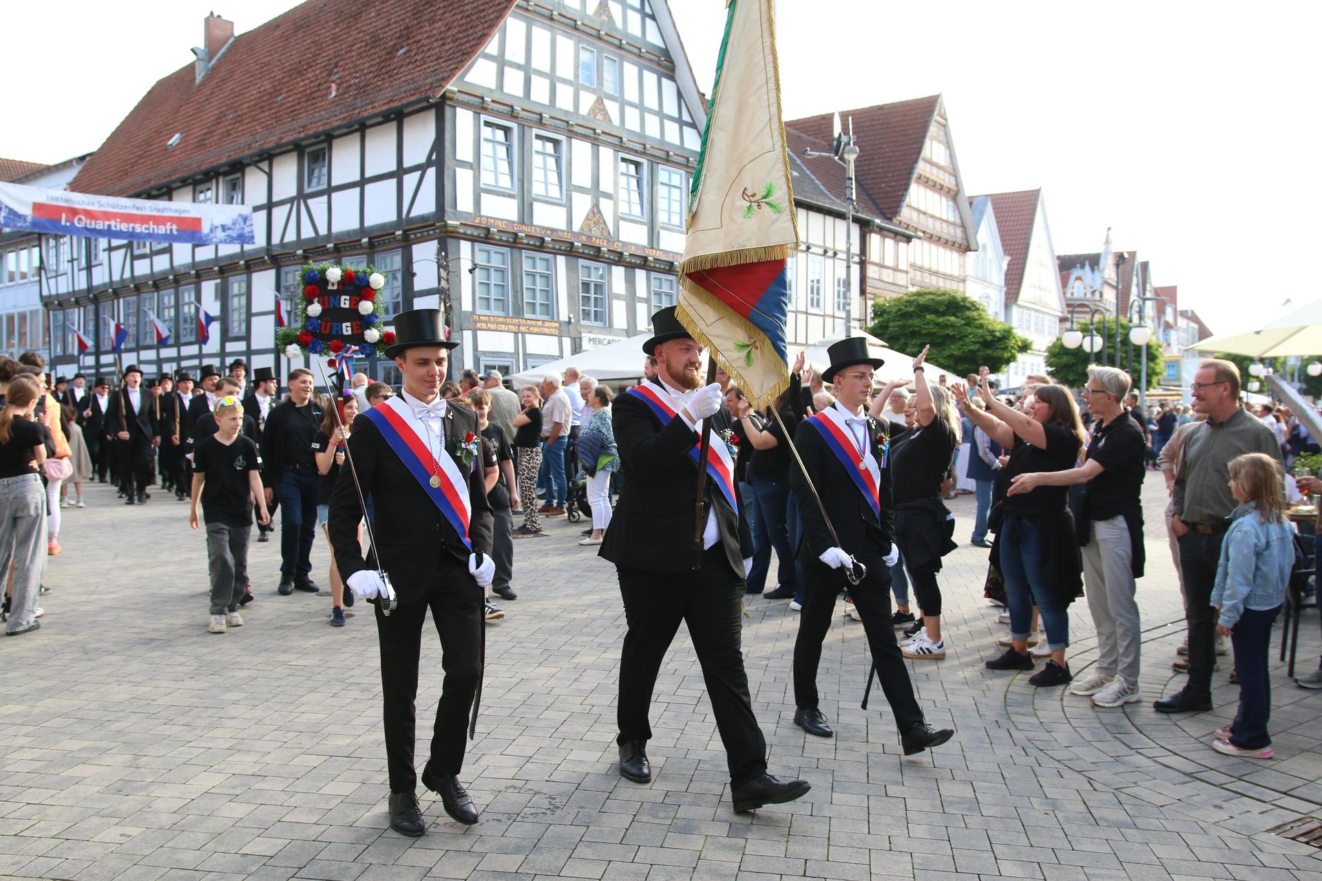 Die Stadthäger haben am Mittwoch den Start des Schützenfestes fröhlich gefeiert.  (Foto: bb)