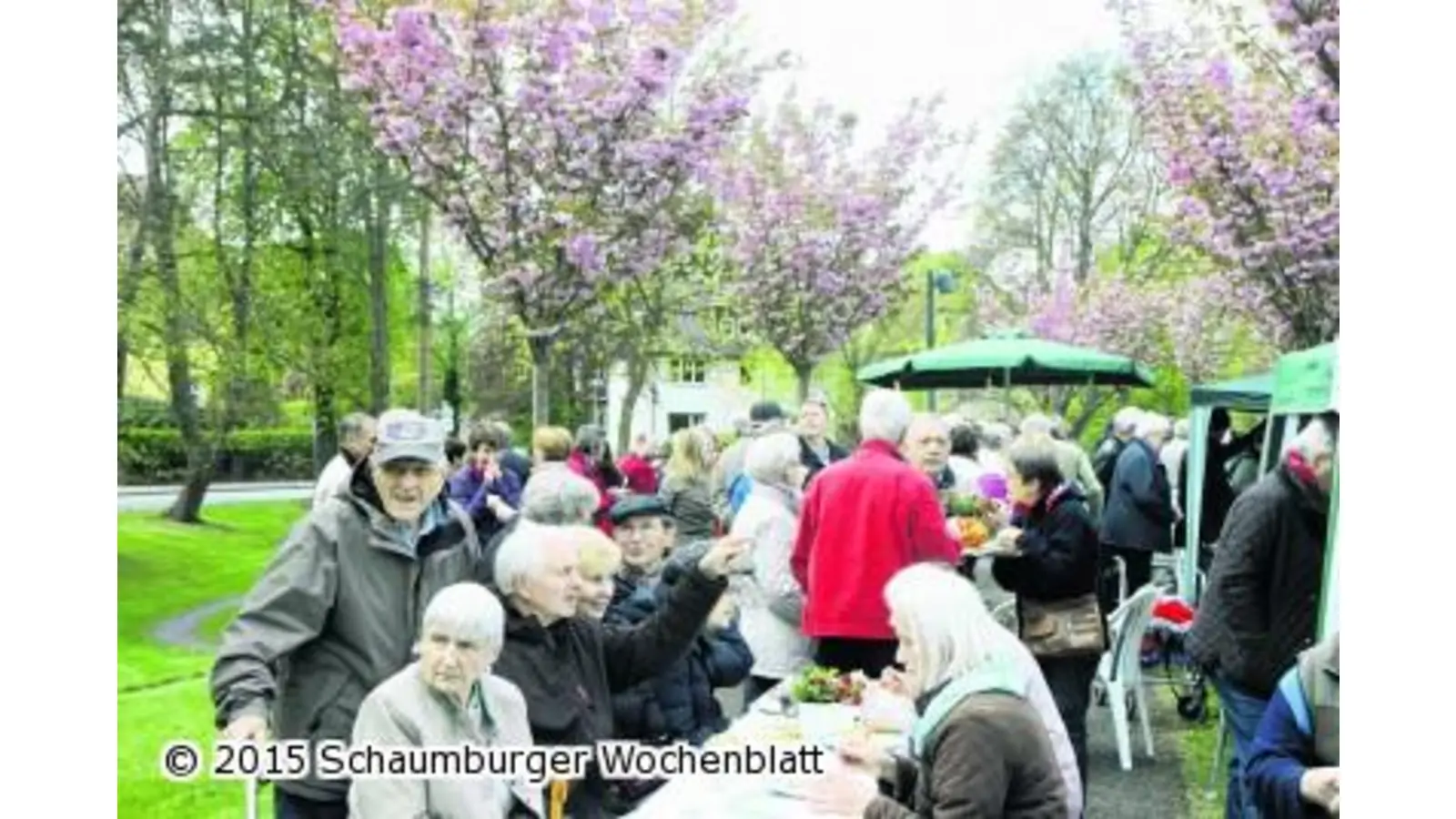 Besucher strömen auf die Wallanlage (Foto: bb)