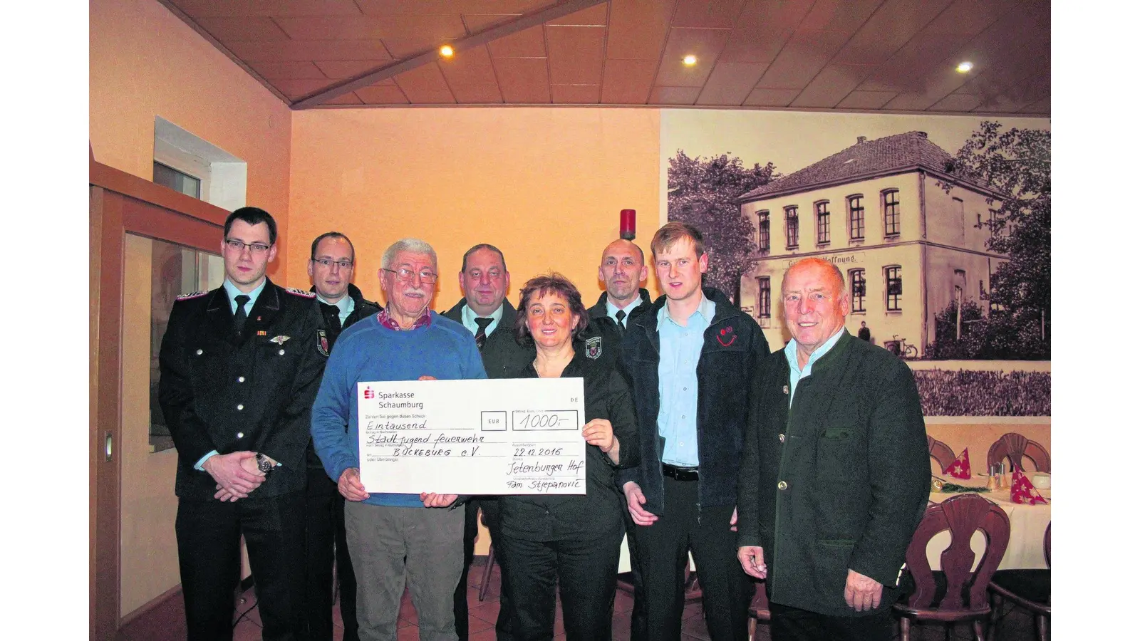 1000 Euro und sehr viel Dankbarkeit für die Stadtfeuerwehr Bückeburg (Foto: ha)