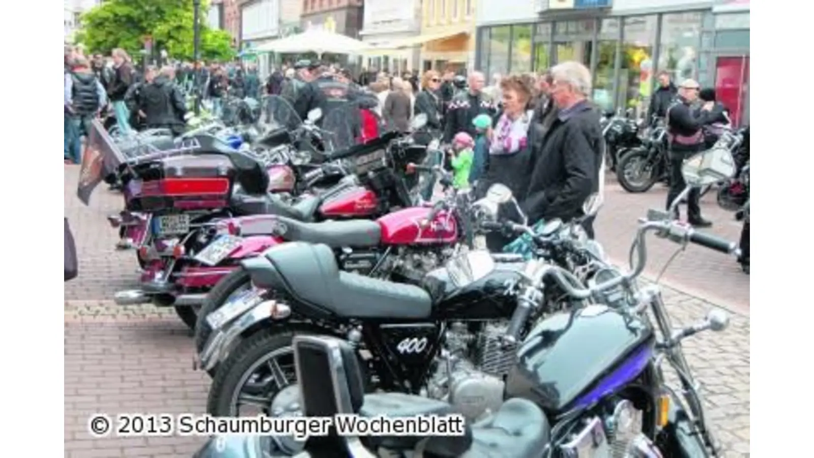 120 Motorräder röhren durch die Fußgängerzone (Foto: bb)
