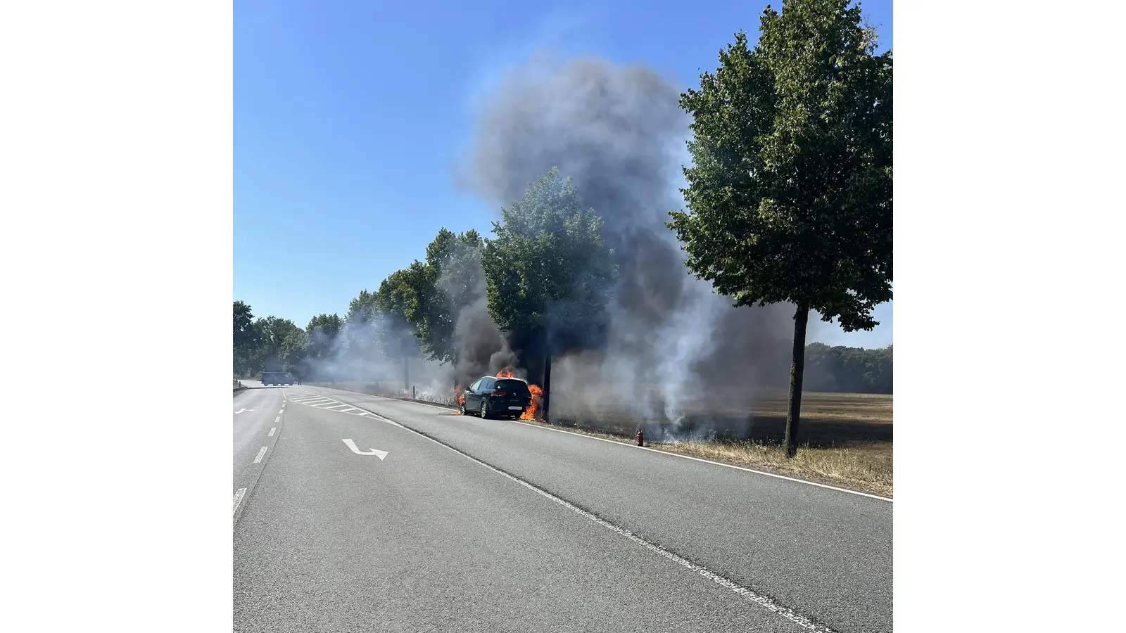 Der Pkw in Vollbrand. (Foto: Feuerwehr)