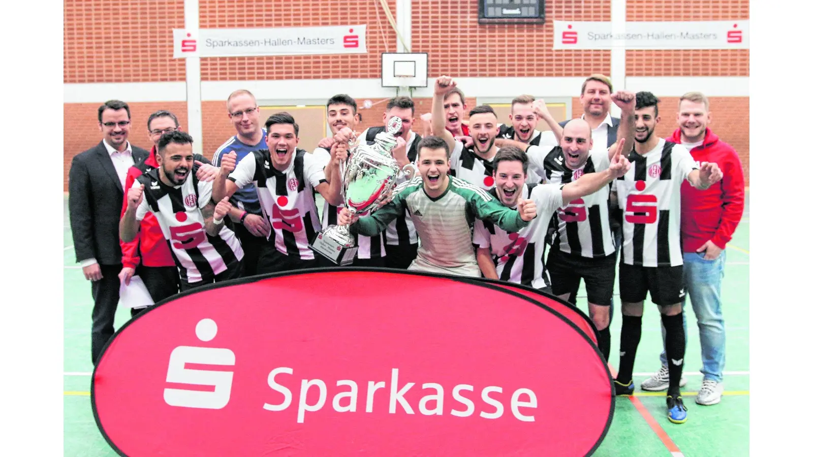 Das Team des SC Rinteln holt sich die Hallen-Krone (Foto: bb)