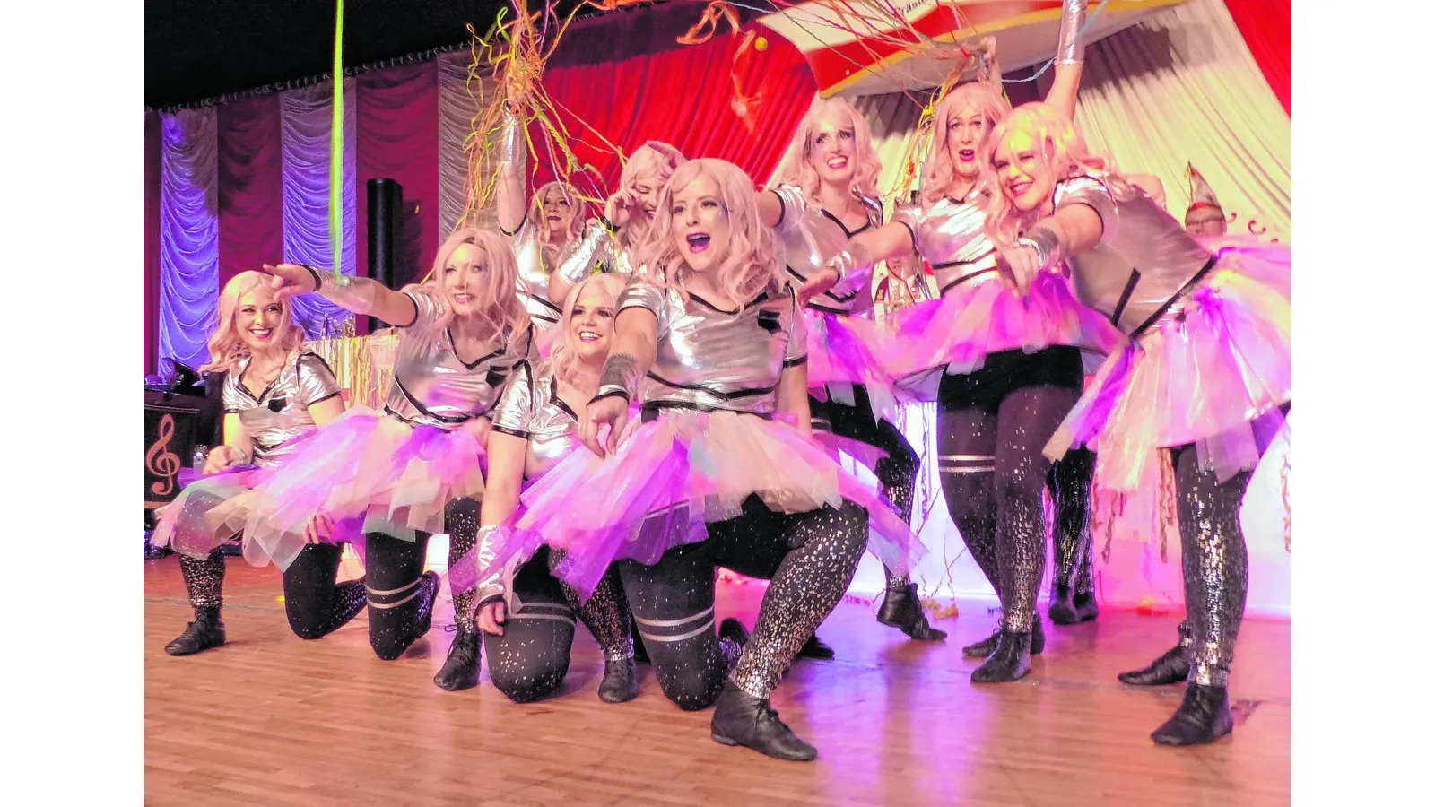 Beherzt stemmen junge Frauen ihre Tanzpartner (Foto: al)