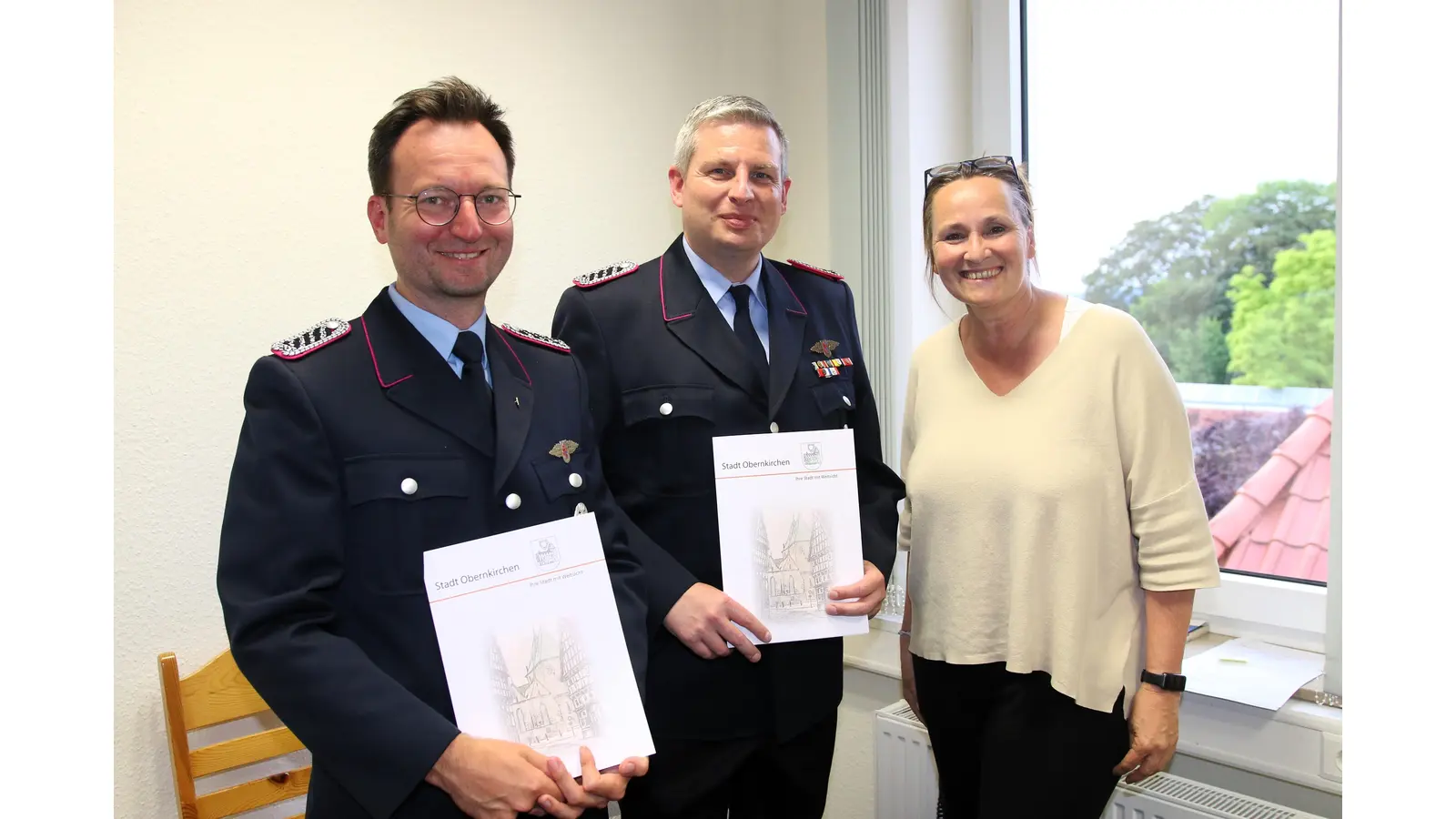 Bürgermeisterin Dörte Worm-Kressin ernennt Jan Jünemann (li.) zum stellvertretenden Ortsbrandmeister der Wehr in Krainhagen, Kai Fischer zum stellvertretenden Ortsbrandmeister der Wehr in Obernkirchen.  (Foto: Borchers, Bastian)