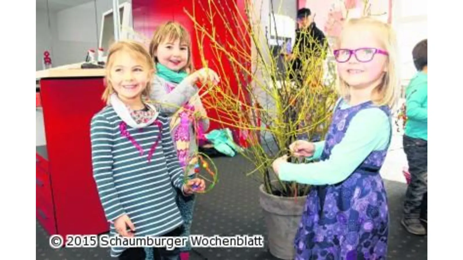Kinder schmücken Osterstrauß (Foto: us)