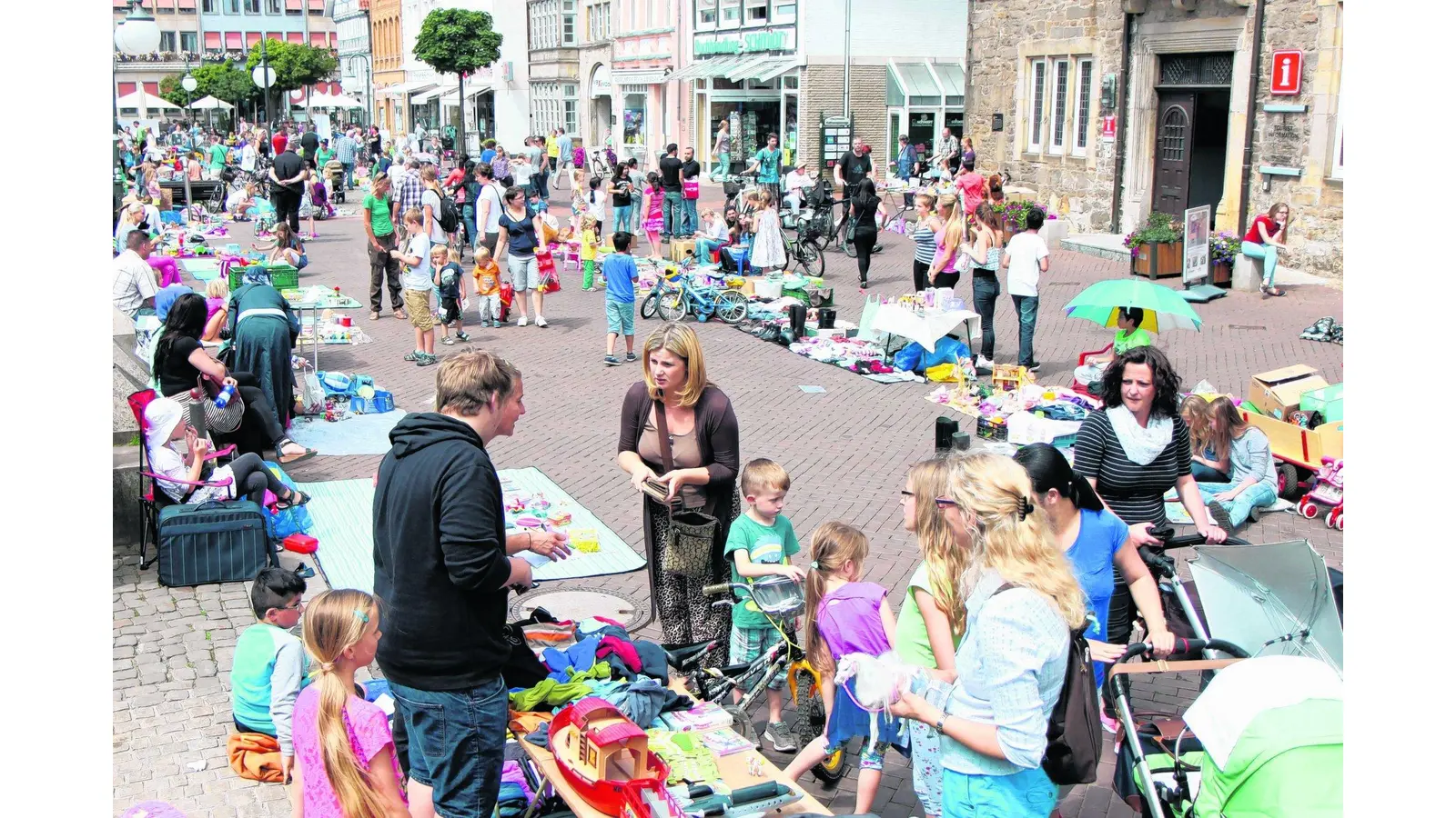 Flohmarkt belebt Marktplatz (Foto: bb)