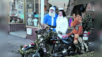 Frank Kortenhorn und Angelika Runge sind für den guten Zweck auf der Weihnachtsharley unterwegs und sammeln Spenden für die Aktion Lichtblicke. (Foto: nh)