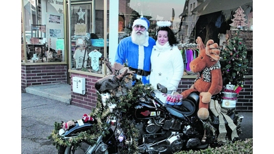 Frank Kortenhorn und Angelika Runge sind für den guten Zweck auf der Weihnachtsharley unterwegs und sammeln Spenden für die Aktion Lichtblicke. (Foto: nh)