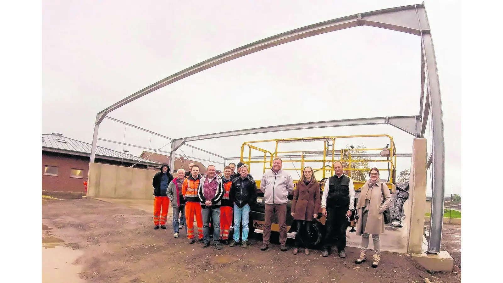 Kleines Richtfest für große Halle (Foto: ste)
