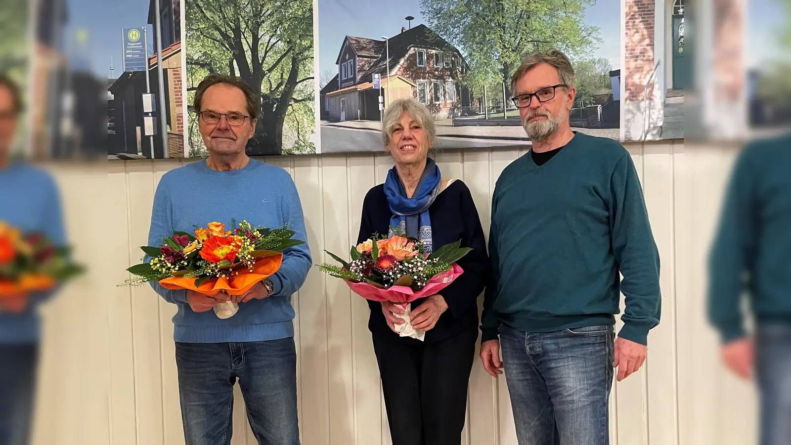 Der Sprecher des Vereinskomitees Horst Koopmann überreicht Blumen zum Abschied an Monika Wehl und an Friedrich Lambrecht (von rechts). (Foto: privat)