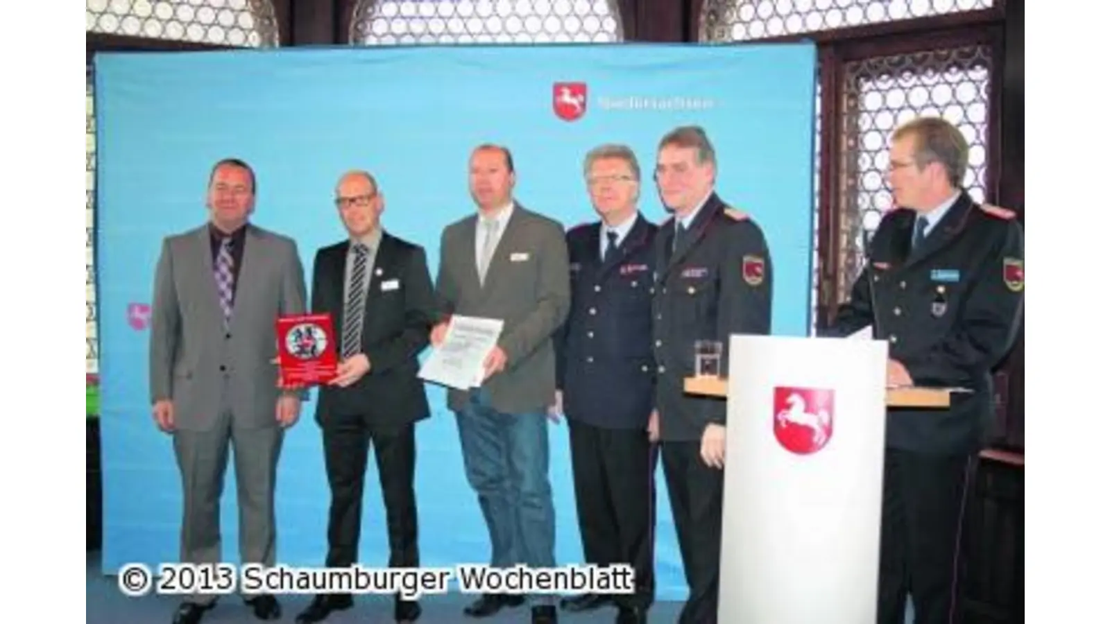 Feuerwehrverband zeichnet das Verlagshaus Oppermann aus (Foto: red)