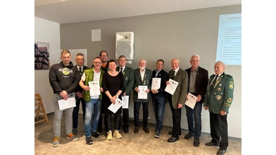 Der Vertreter des Kreisschützenverbandes Günter Kaspar (rechts) und der Vorsitzende des Schützenbundes Stadthagen Thomas Bresche (2. von links) sowie (v.l.n.r.) Jörn Bresche, Michael Kütemeier, Heiner Seidl, Heike Kütemeier, Detlev Bruns, Hans-Heinrich Munk, Wilfried Schliebs, Friedrich-Wilhelm Dehne, Joachim Behrens bei der Verleihung der Auszeichnungen.<br><br> (Foto: privat)