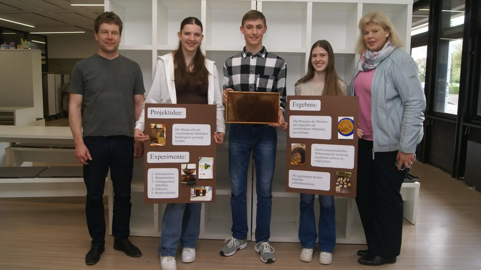 Mit Stolz und Freude präsentieren die jungen Forscher Soraya Mai, Constantin Isenberg und Angelina Strocke ihre Wettbewerbsarbeit, gemeinsam mit Markus Hoffmann und Silke Seidel. (Foto: gk)