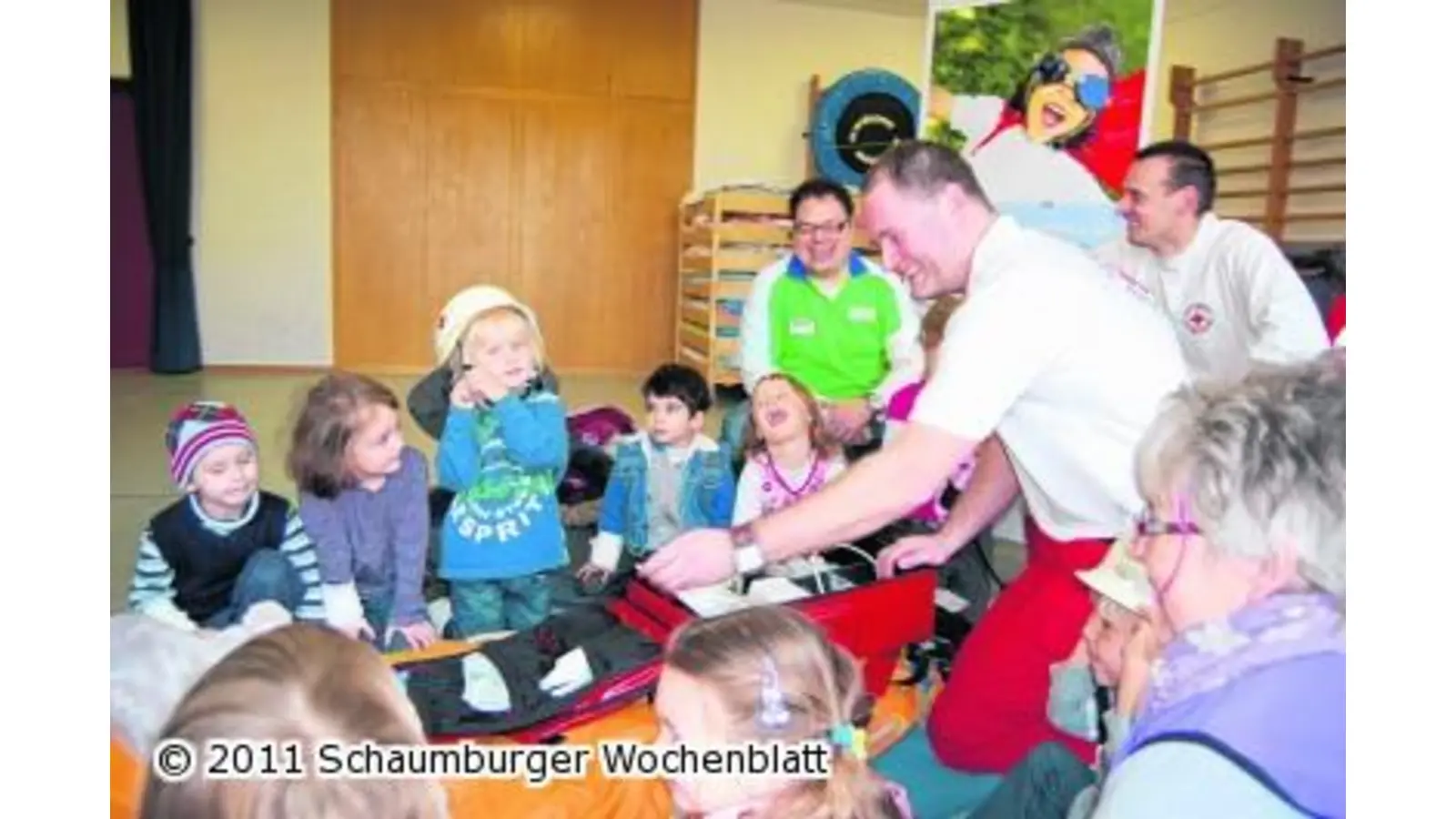 Kinder bestaunen Krankenwagen (Foto: red)