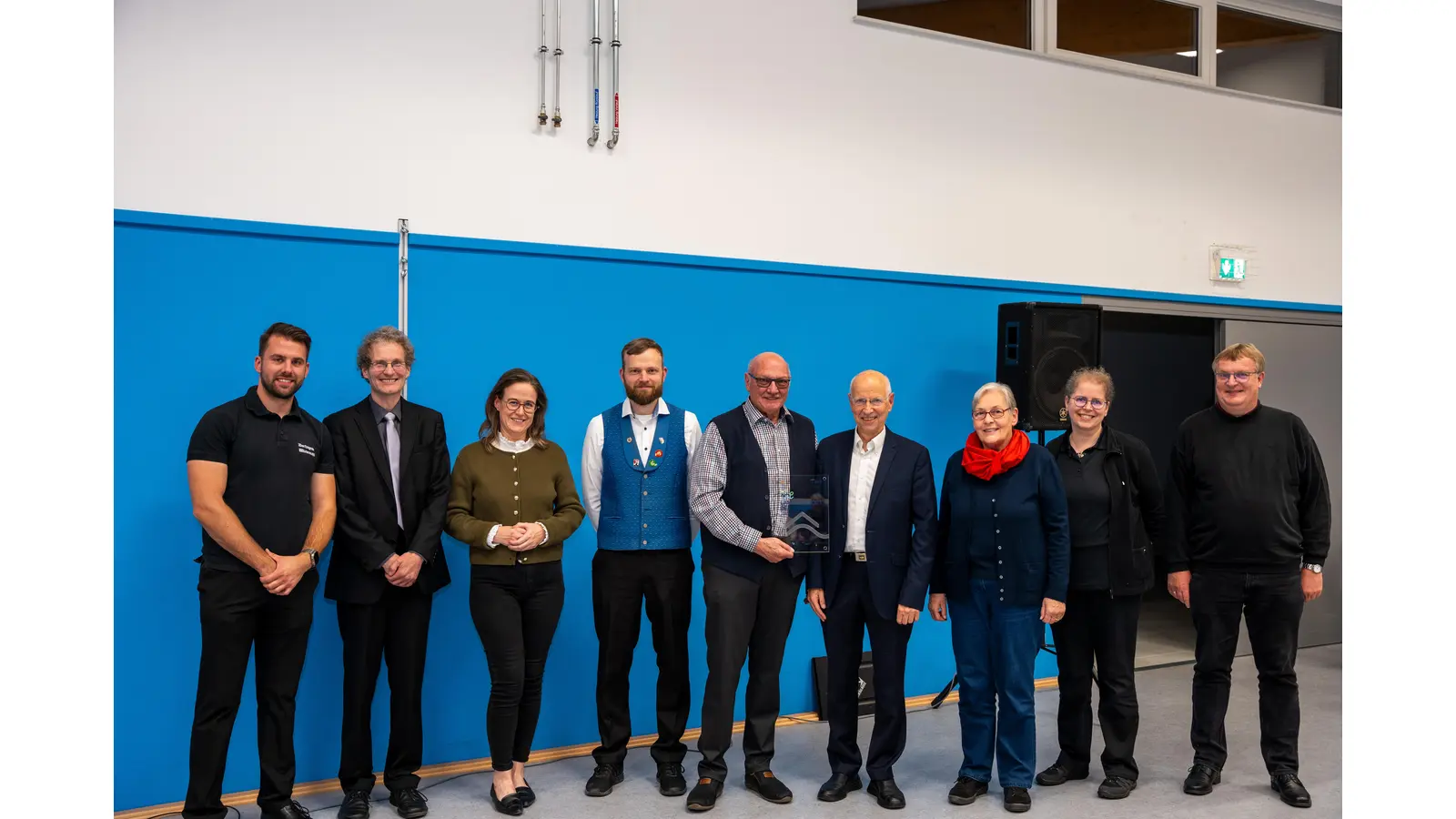 Der Ehrenpäsident des Landesmusikrates Prof. Dr. Franz Riemer überreicht die Plakette „Landmusikort des Jahres“ stellvertretend an Bürgermeister Ralph Dunger. (Foto: Linus Bulmahn)
