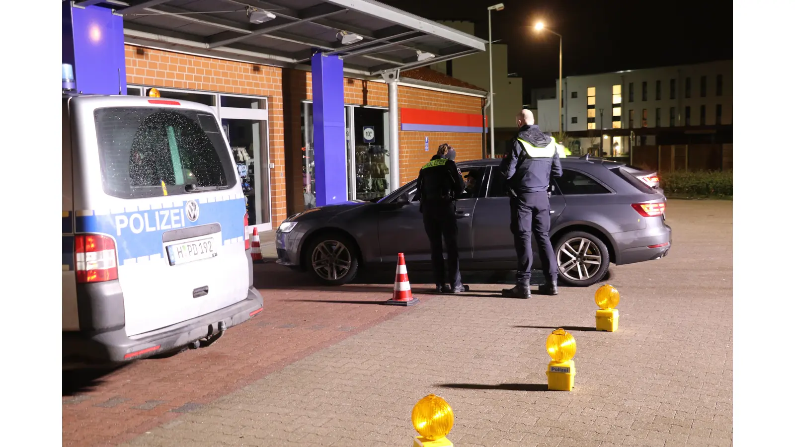 Auf dem Lidl-Parkplatz an der Hagenburger Straße gab es eine Schwerpunktkontrolle Alkohol- und Drogenmissbrauch.  (Foto: gi)