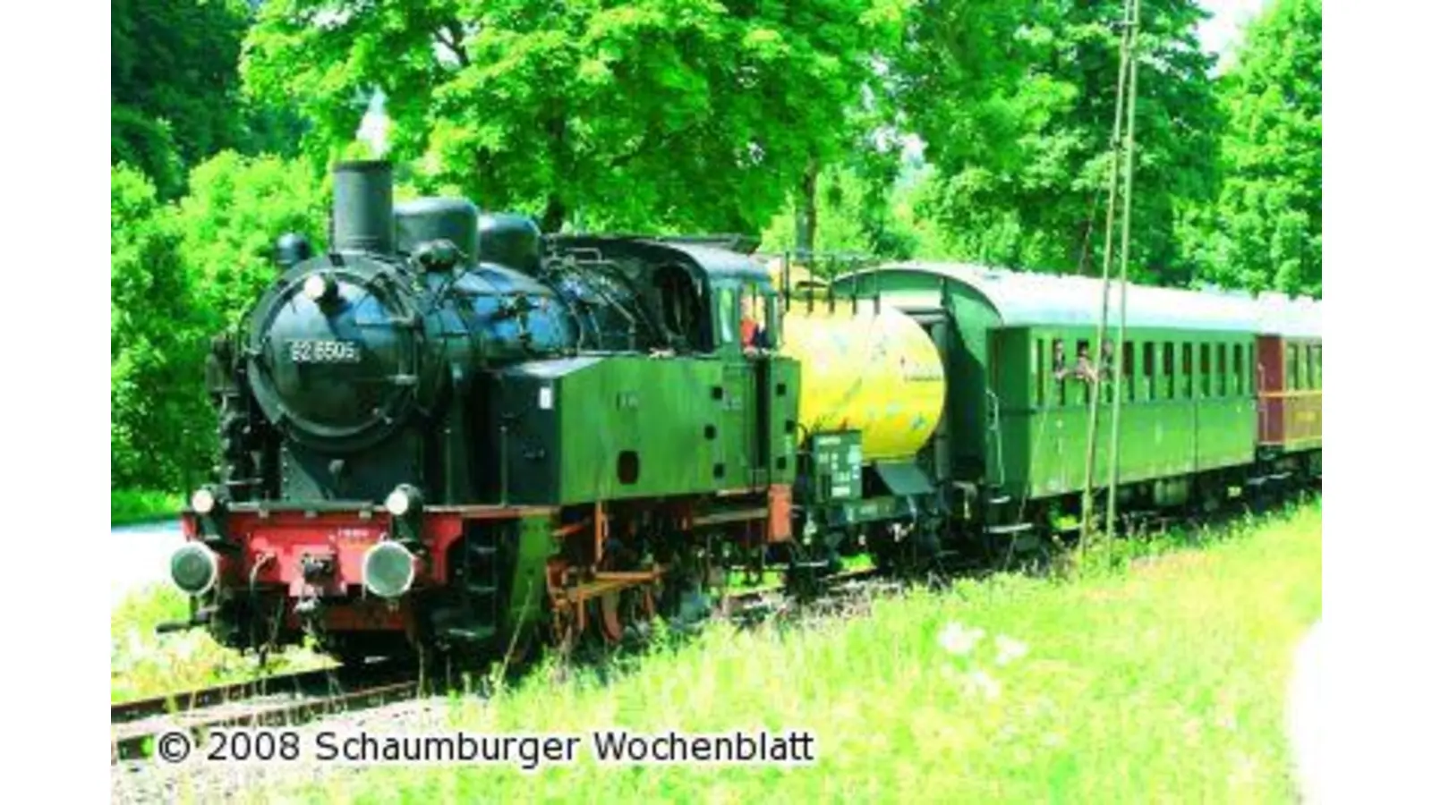 Denkmal unter und über dem Zug (Foto: ste)