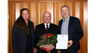 Friedrich Hardekopf (Mitte) wird von der Landtagsabgeordneten Colette Thiemann und Ralf Schubart, Vorsitzender der CDU-Rodenberg, für die 50-jährige Mitgliedschaft in der CDU ausgezeichnet.  (Foto: Borchers, Bastian)