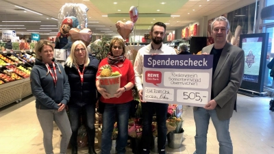 Die Spendenübergabe des REWE Markts Obernkirchen an das Sonnenbrinkbad.  (Foto: privat)