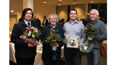 Die Ehrenamtskarten-Besitzer Juliane Lenz, Margot Struckmeier, Arne Brammer und Klaus-Dieter Stäber gewinnen Restaurantgutscheine.<br> (Foto: bb)