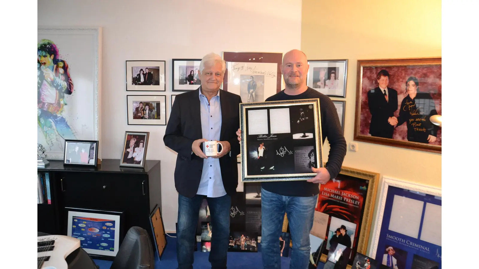 Dieter Wiesner und Sven Lampe mit dem Songtext von „Billie Jean“. (Foto: privat)