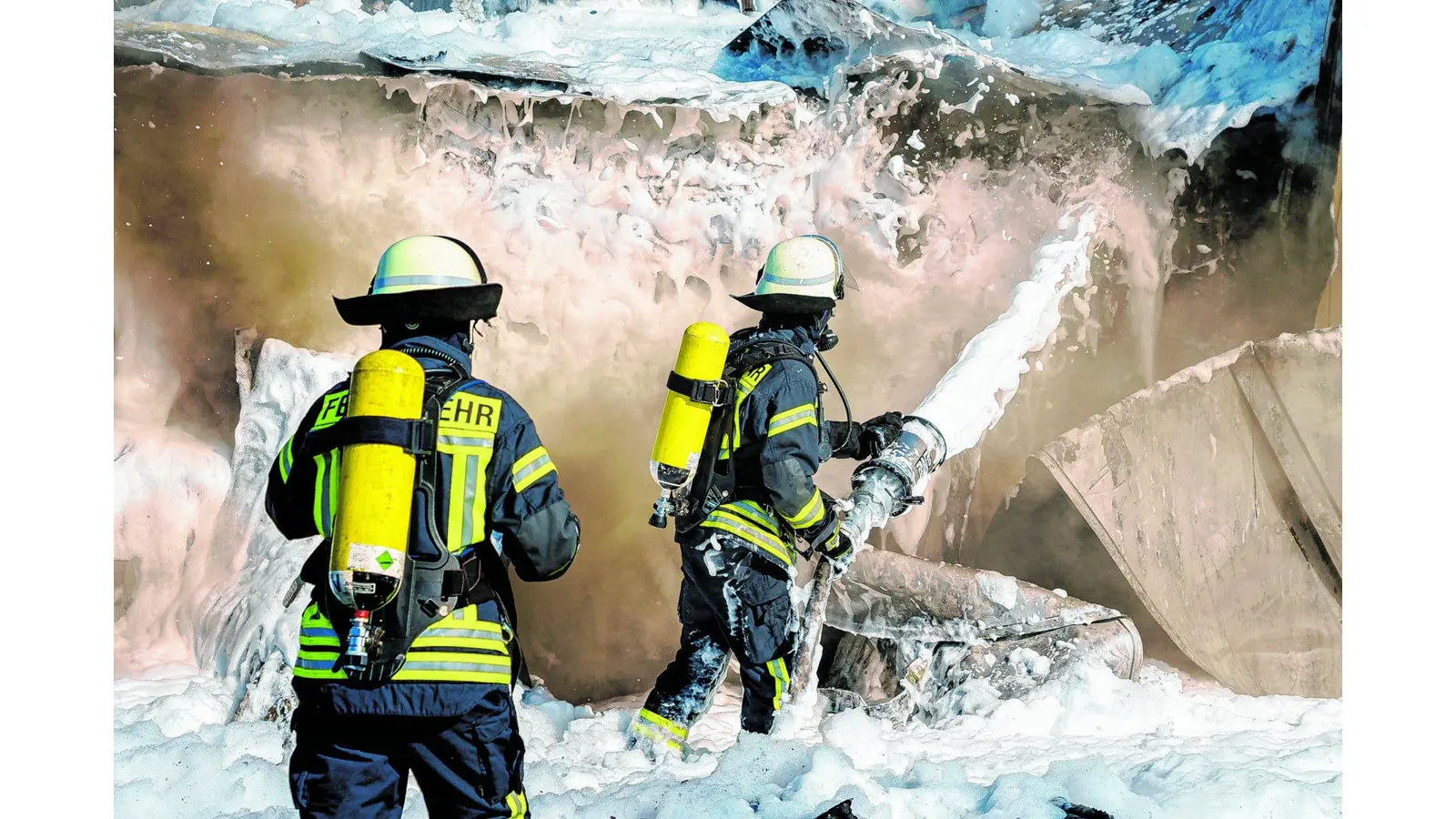 LKW-Brand auf der A2 zwischen Lauenau und Rehren am Montag (12.08.19).<br><br>Foto: Stefan Simonsen (Foto: red)