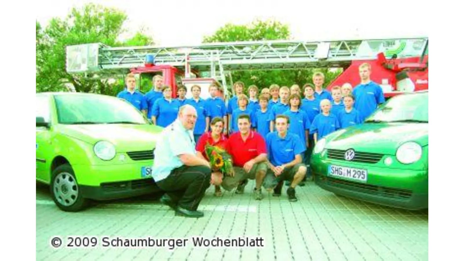 Jugendliche freuen sich über Shirts (Foto: ste)