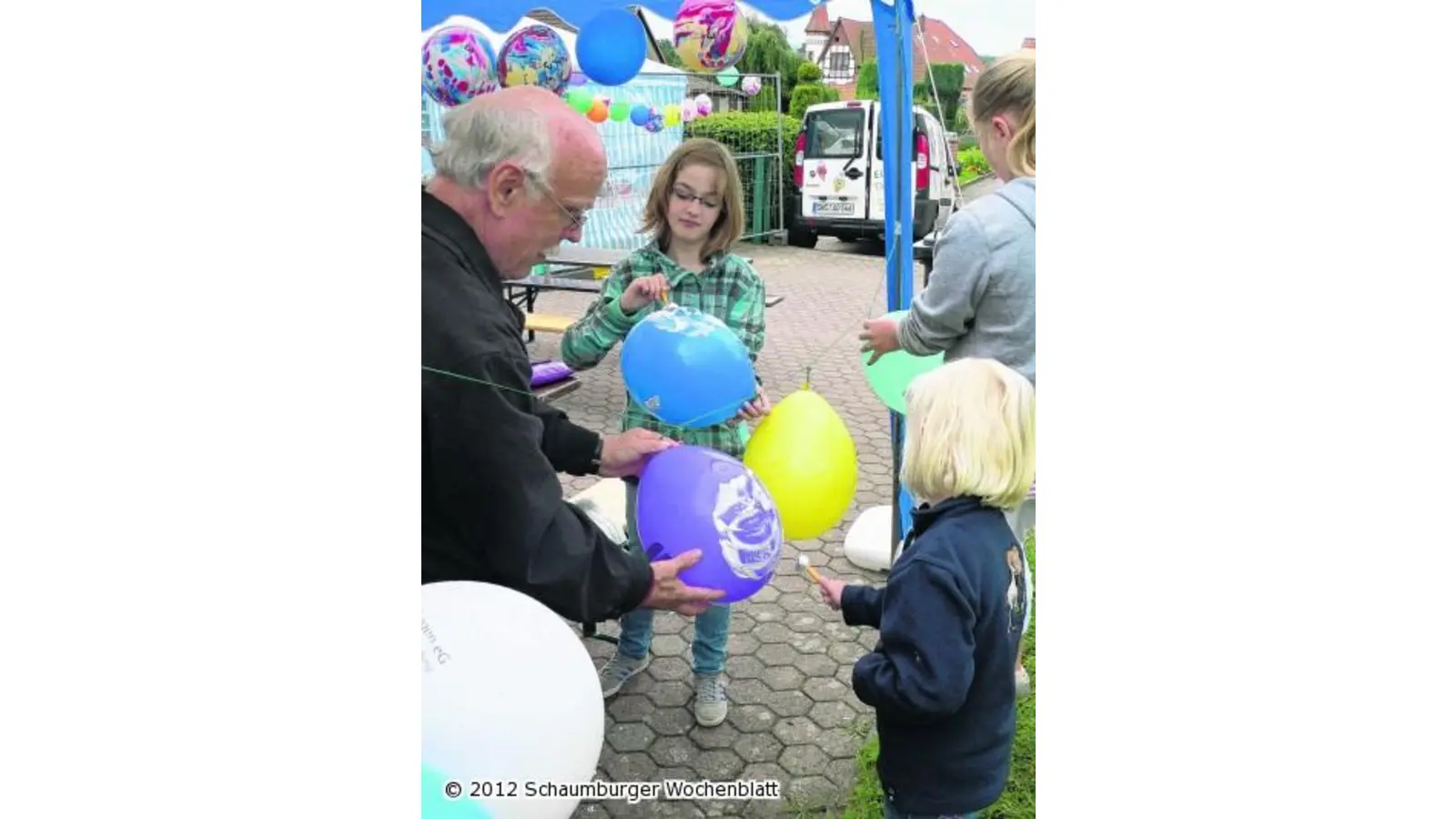 Zauberer und Kasperle verblüffen (Foto: al)