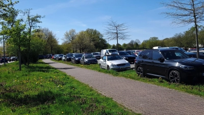 Gewohnter Anblick: Überfüllte Parkplätze plus Parkplatzsuchverkehr. (Foto: wb)