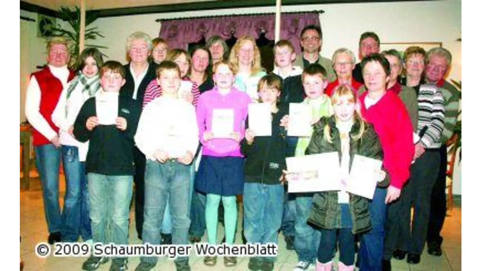 Fitneßsportler nehmen das Sportabzeichen entgegen (Foto: tt)