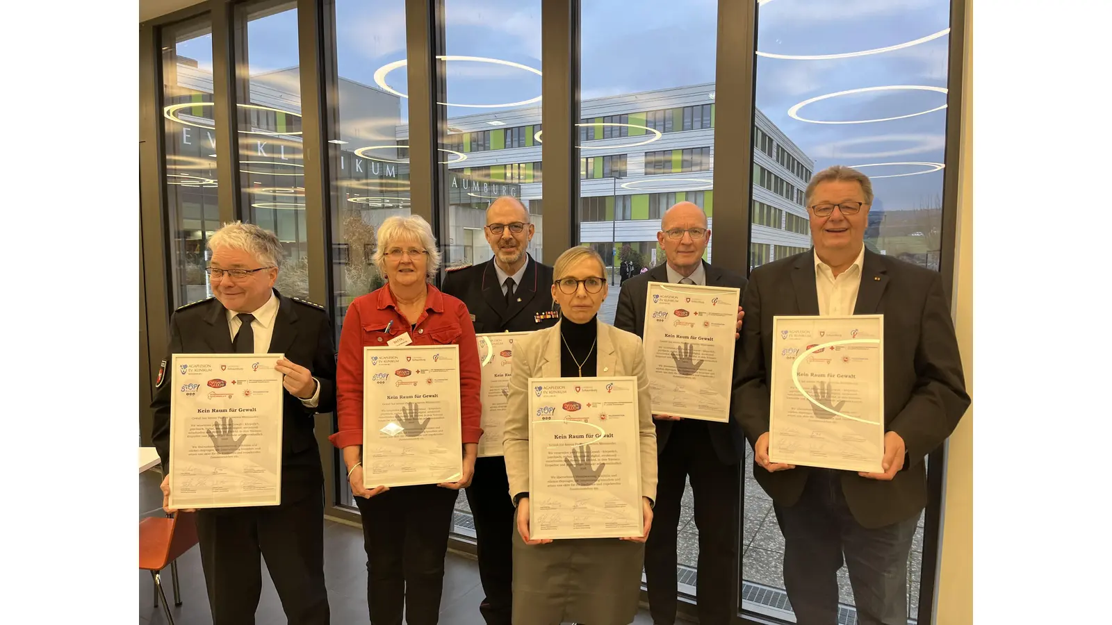 Die Unterzeichner versprechen, dieses Engagement nicht bei der symbolischen Geste zu belassen, sondern im Landkreis konkrete, nachhaltige Impulse für ein gewaltfreies Zusammenleben anzustoßen. (Foto: nd)