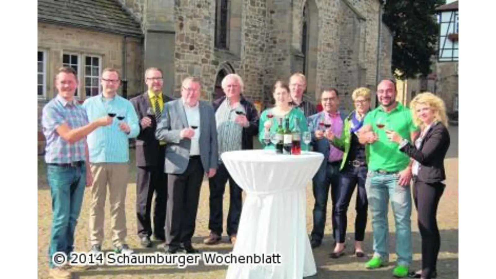 Jubi-Weinfest auf dem Kirchplatz (Foto: ste)