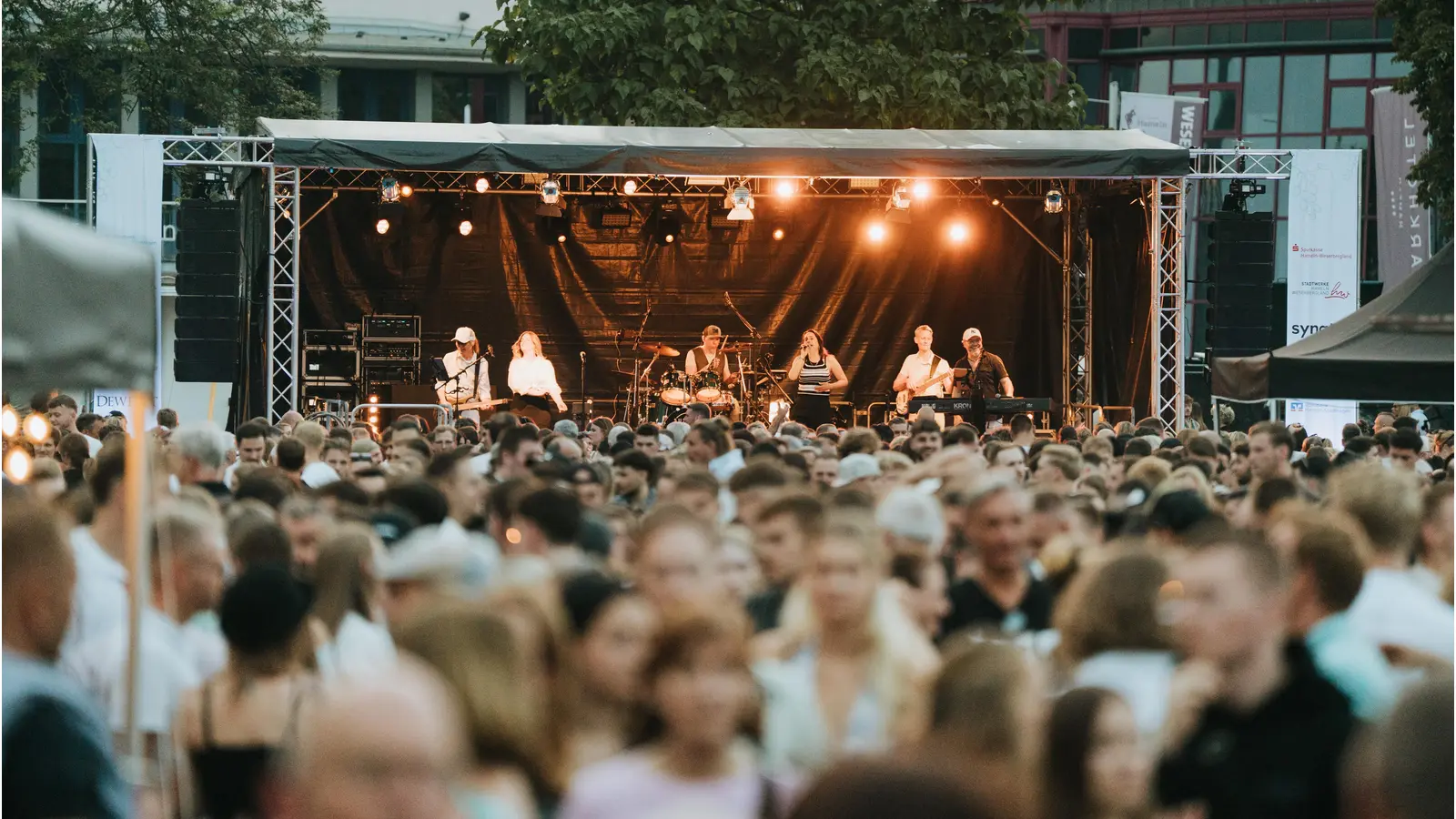 Das Weinfest findet vom 16. bis 18. Juli 2026 im Bürgergarten Hameln statt. (Foto: Hameln Marketing und Tourismus GmbH)