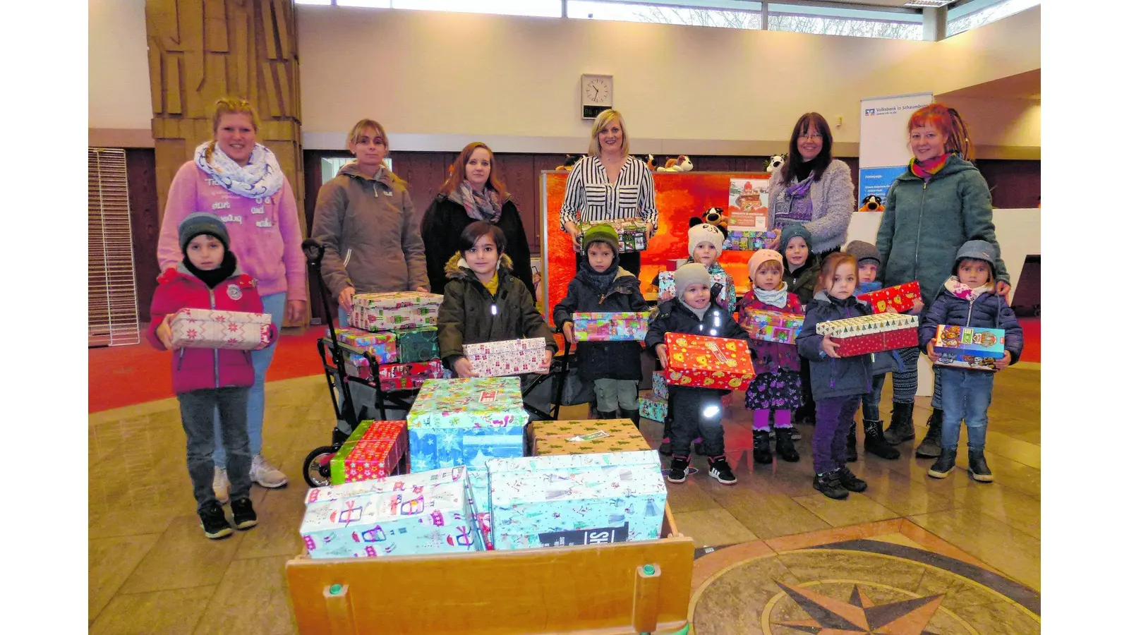 Kinder und Volksbank spenden Geschenke (Foto: red)