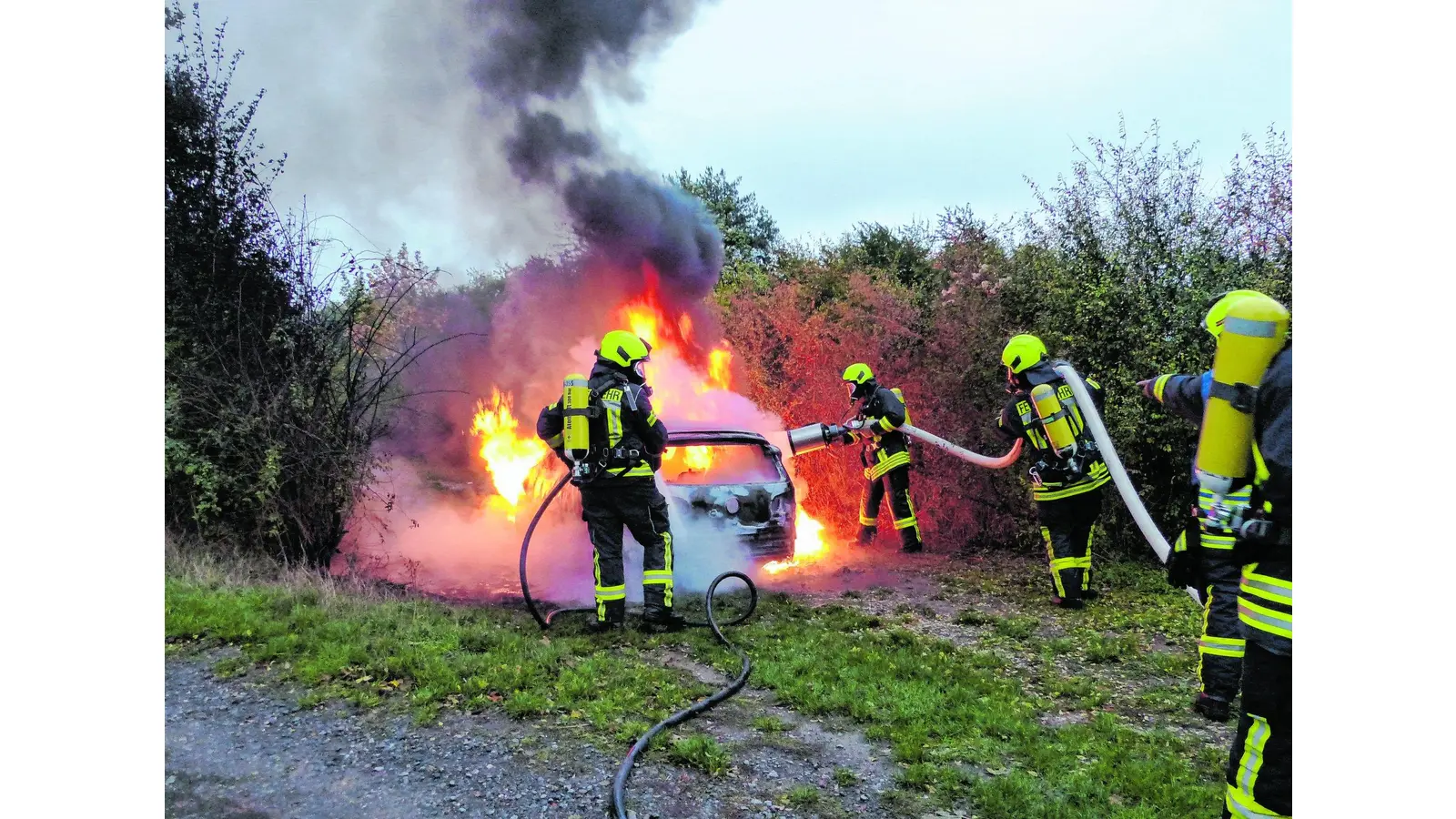 Eine tote Person in einem ausgebrannten Auto entdeckt (Foto: red)