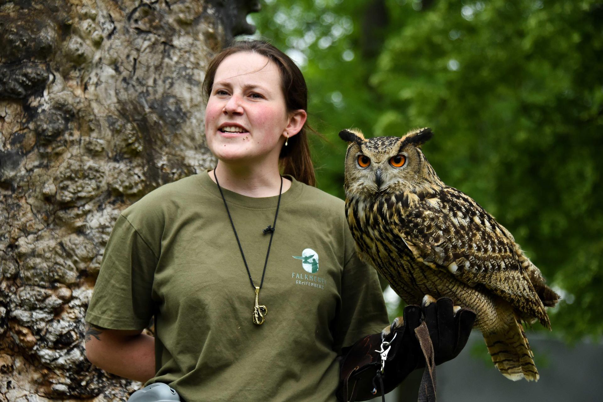 Falknerin Anna Asweh mit Uhu Helios. (Foto: jp)