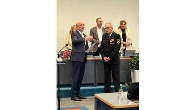 Landrat Jörg Farr gratuliert Klaus-Peter Grote zur Ernennung zum Ehrenkreisbrandmeister. (Foto: bb)