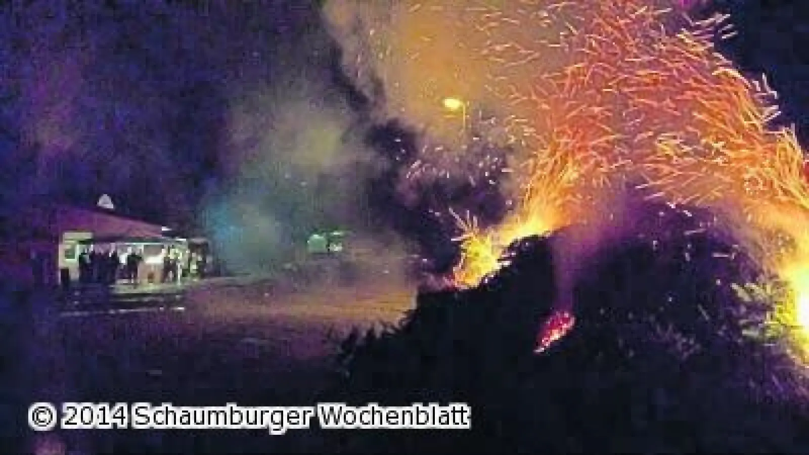 Großes Tannenbaumfeuer im Regen (Foto: bb)