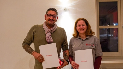 Für 25 Jahre geehrt (v.li.): Michele Sciacca und Nadine Hoffer. (Foto: Lucas Ulrich)