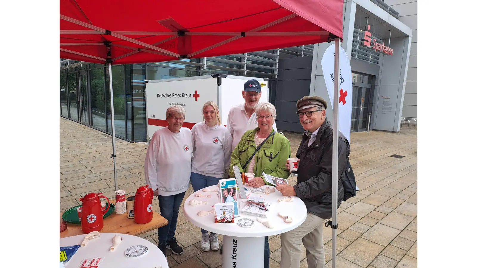 Annegret Hartmann, Laura Weisbach und Peter Lampe gemeinsam im Gespräch mit dem interessierten Ehepaar Martina und Carsten Reuß. (Foto: privat)