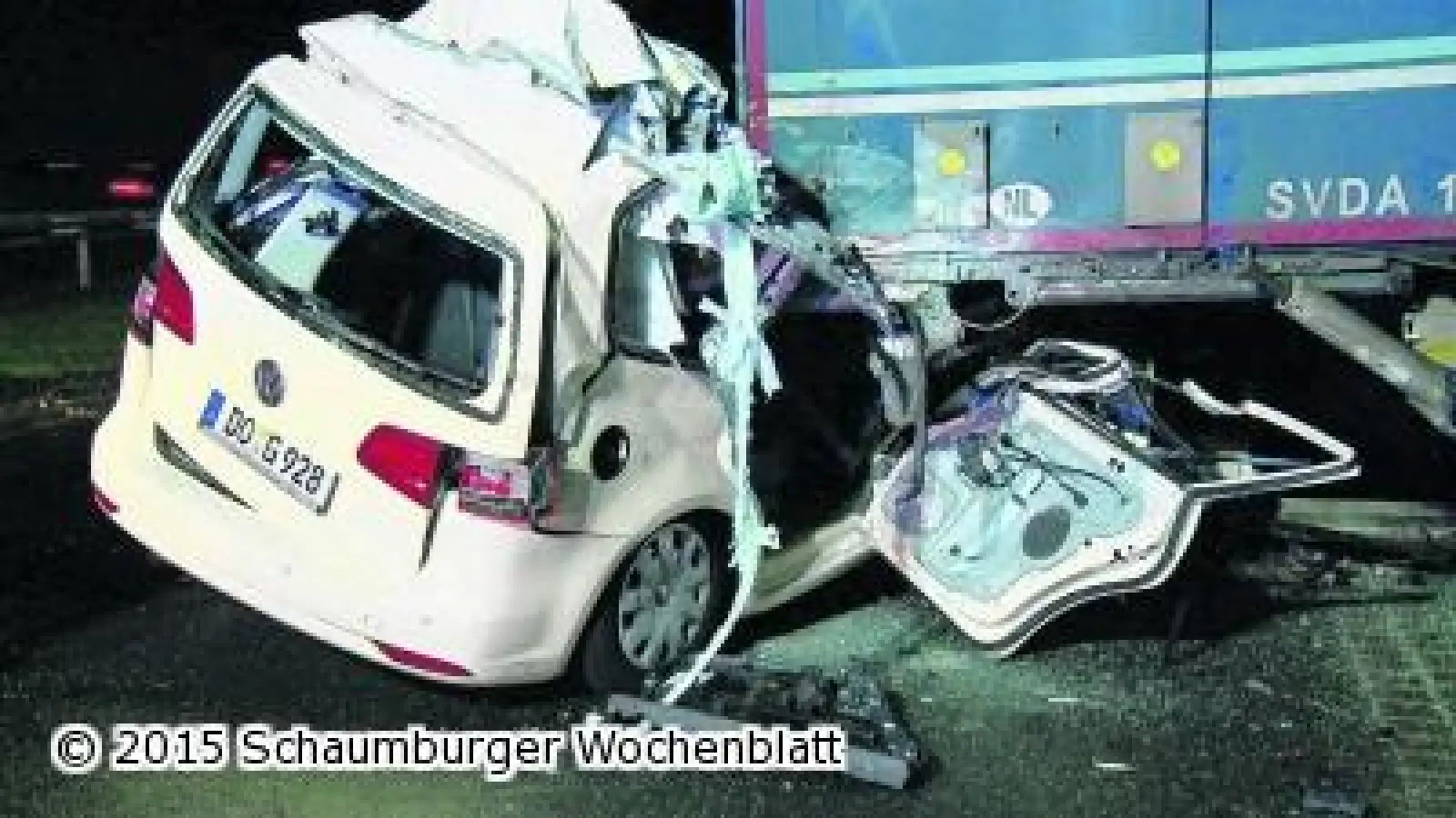 Taxi kracht auf Parkplatz in Sattelzug (Foto: mh)