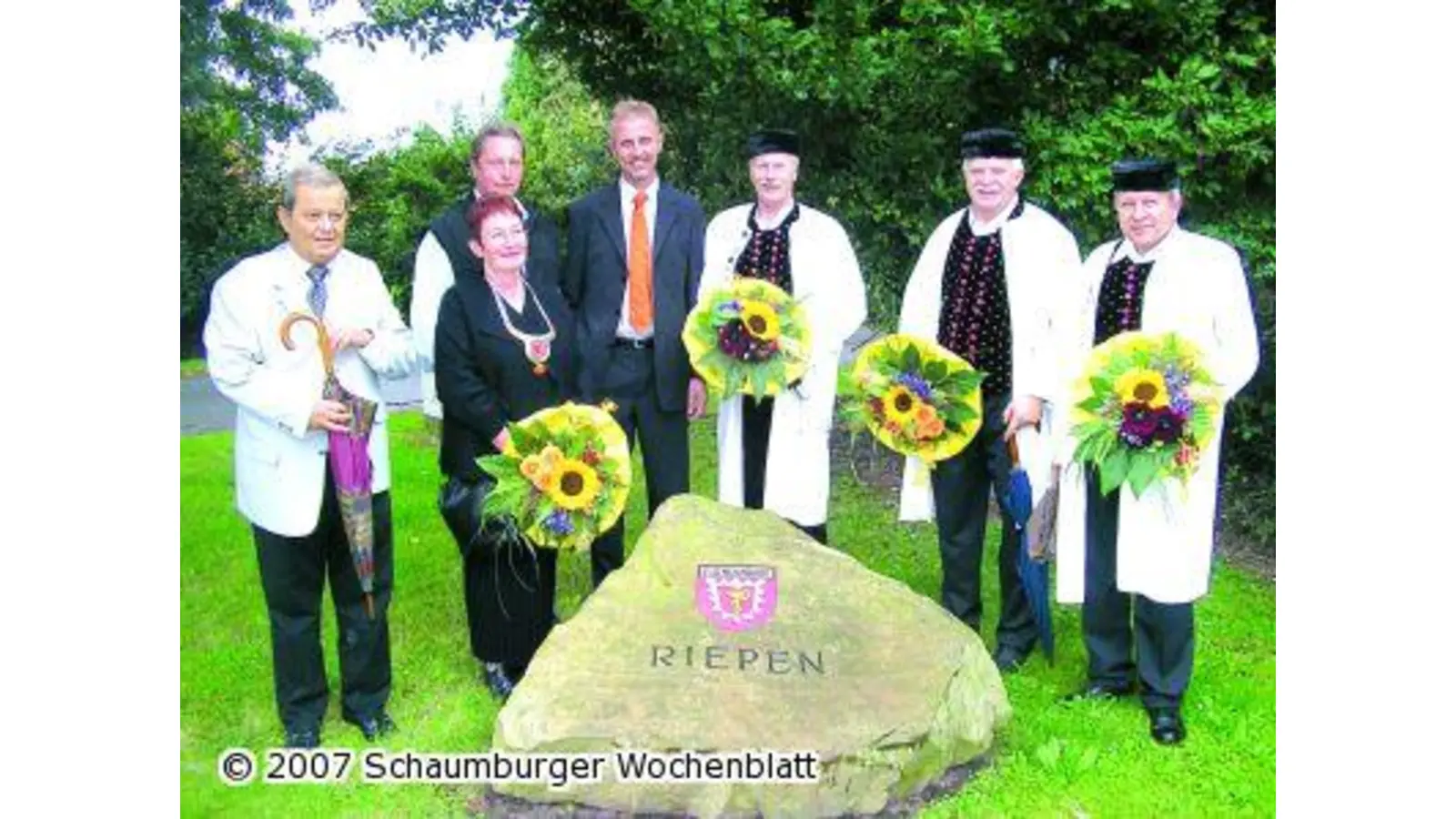 Dorfplatz feierlich in Augenschein genommen (Foto: red)