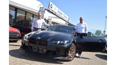 Torsten Richter (re.) und Verkaufsberater Kai Kording an einem echten Schmuckstück. Bei dem BMW M4 CS mit 550 PS handelt es sich um ein limitiertes Sondermodell. (Foto: ab)