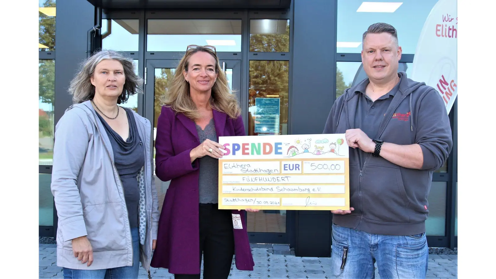 500 Euro für das Sorgentelefon (Foto: bb)