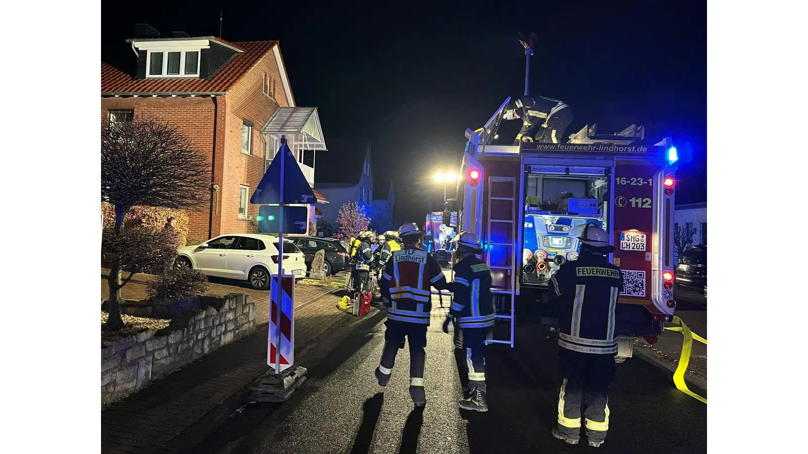 Rund 30 Feuerwehrleute rücken zum Brand in Lindhorst aus, sie retten eine Person aus dem verqualmten Gebäude. (Foto: Feuerwehr)