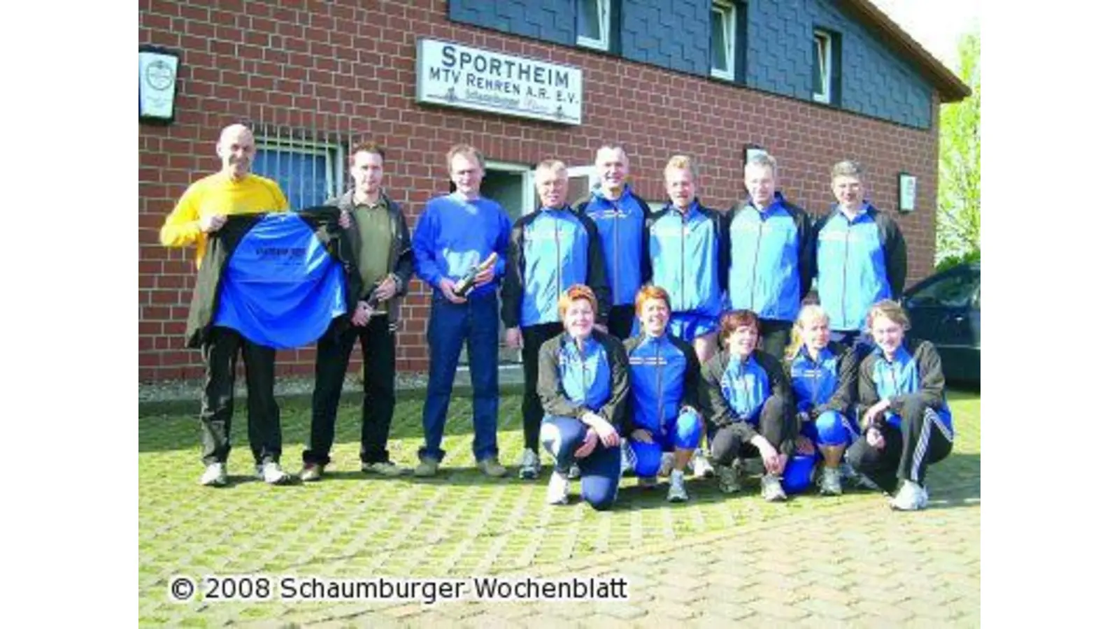 Lauftreff-Teilnehmer freuen sich über Spende (Foto: red)