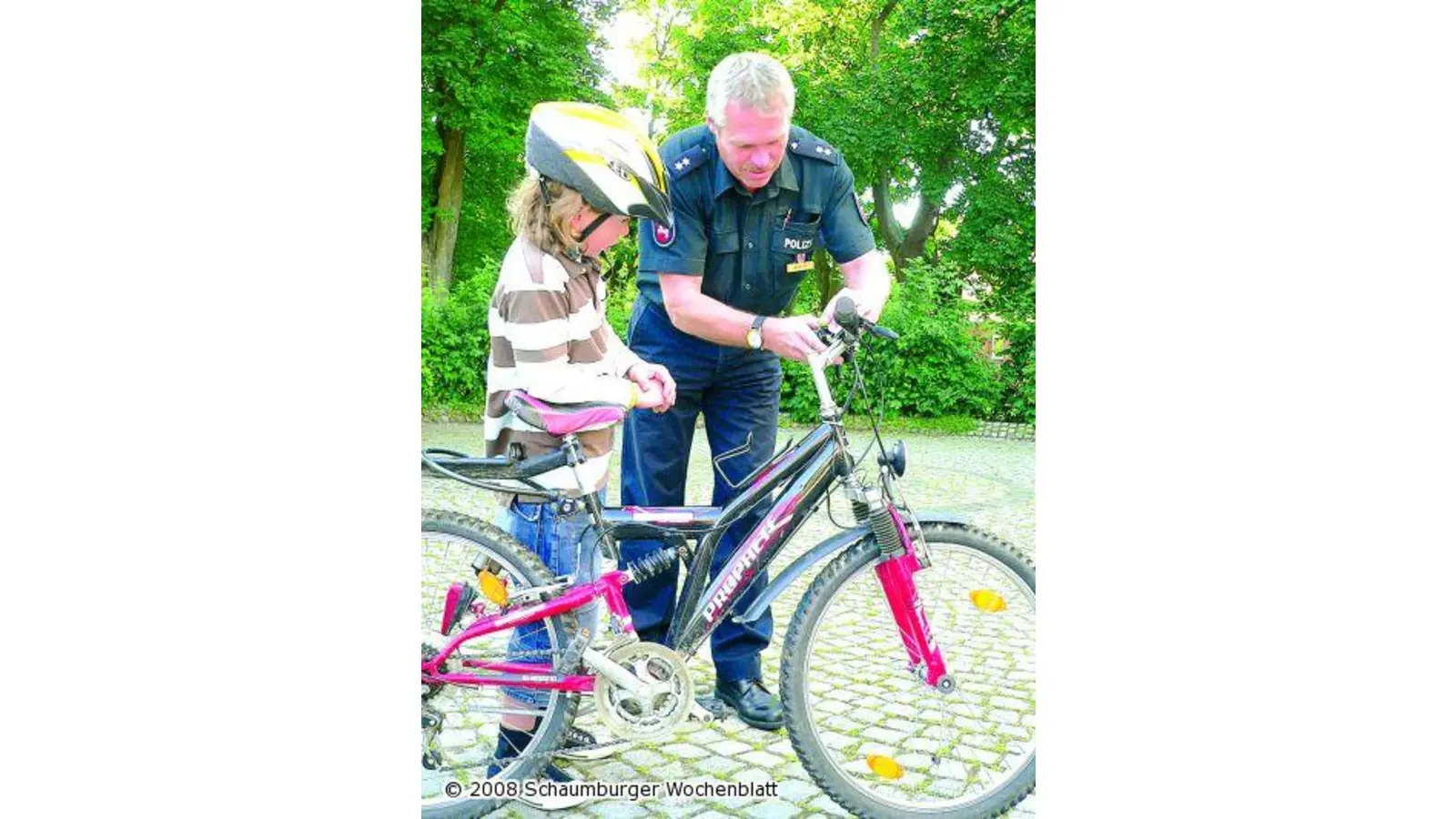 Polizeilicher Blick auf Lampe und Klingel (Foto: al)