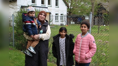 Mutter Zahra Nouri und ihren Kindern Emad Aldeen, Ajayat und Ayscha steckt der Schock über den Brand, den Verlust der Wohnung und nahezu allen Besitztümern noch in den Knochen, doch viel mehr bewegt sie die Sorge, wo sie künftig wohnen werden. Derzeit lebt die Familie zu acht in einem Zimmer. (Foto: nh)