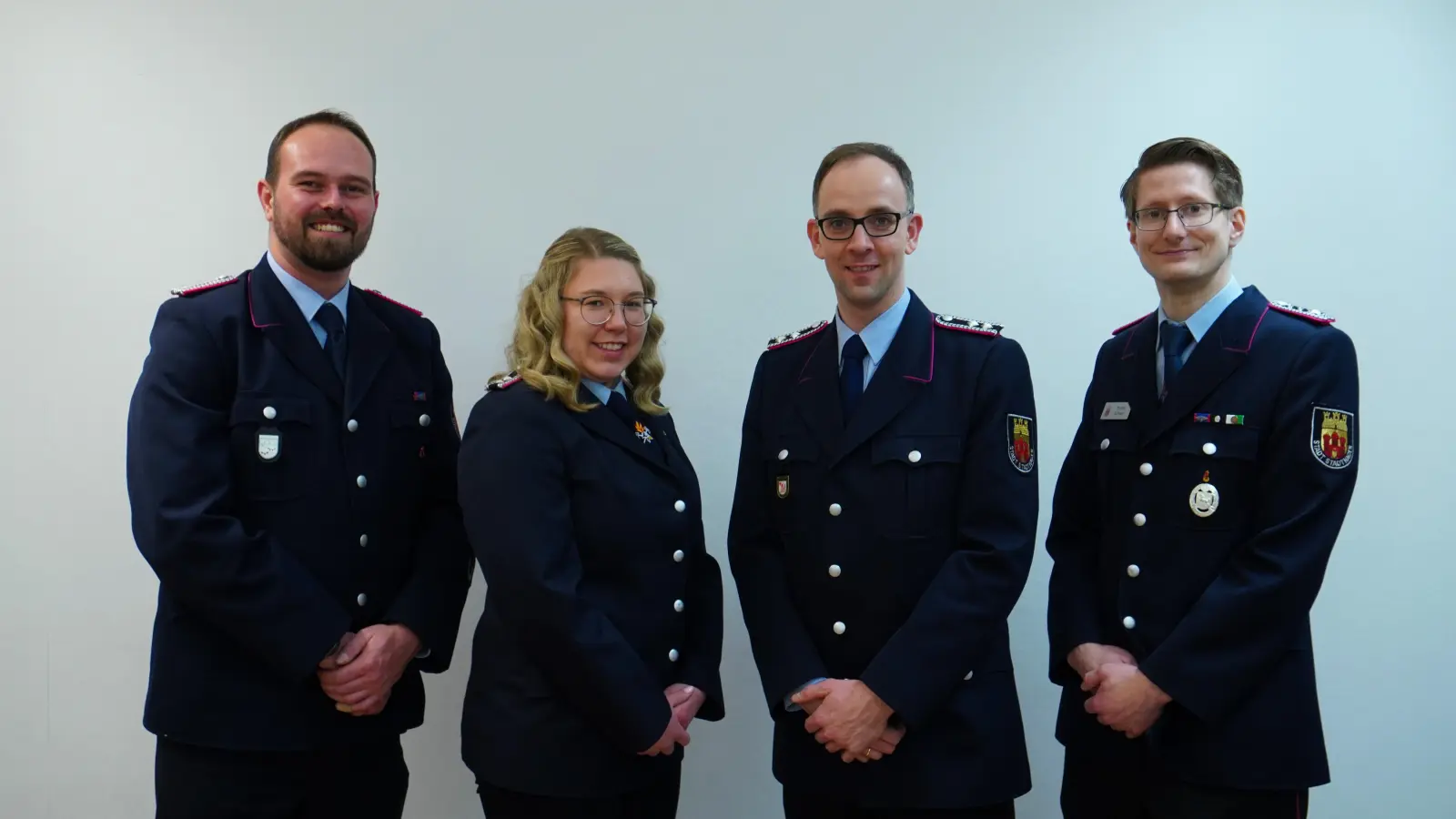 David Busche, Annika Weiß, Christoph Schmökel und Michael Schwarz erhalten zu ihren Beförderungen neue Schulterstücke. (Foto: privat)