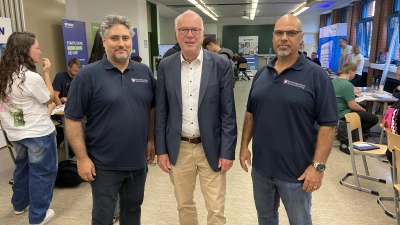 Puyan Kachani, Dr. Jürgen Höcker und Björn König freuen sich, dass das erste „Speed-Dating“ zwischen Schülern und Firmen ein voller Erfolg wurde.  (Foto: ste)